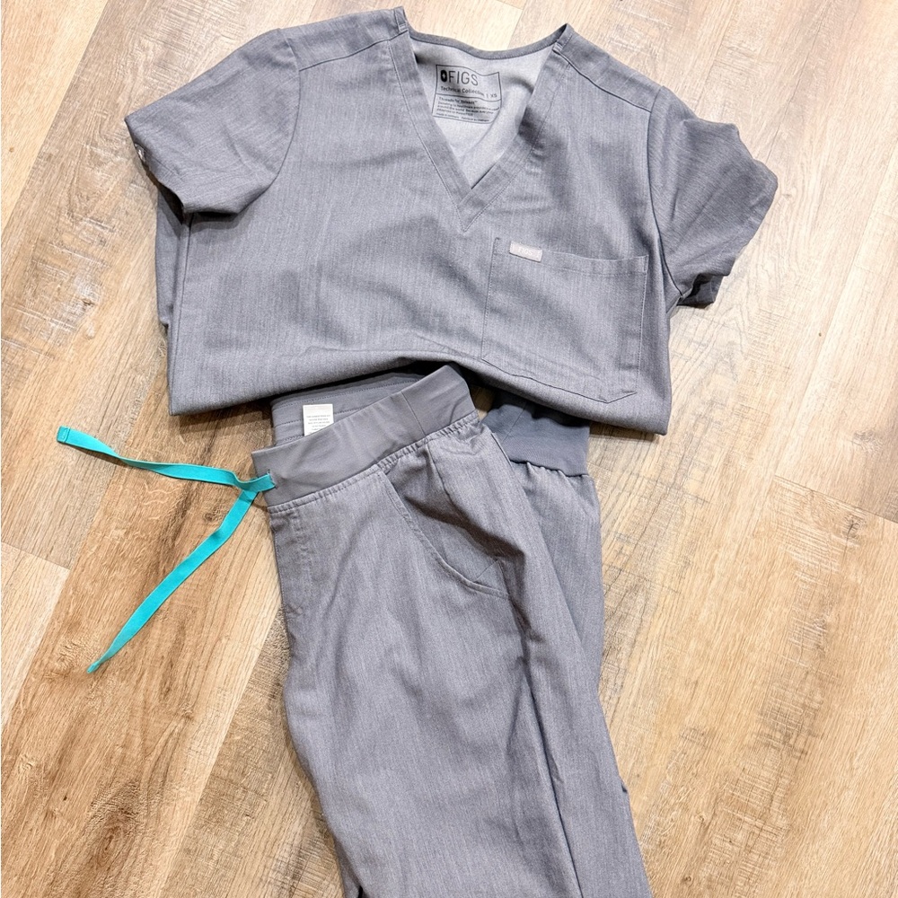 FIGS Technical Collection in Gray